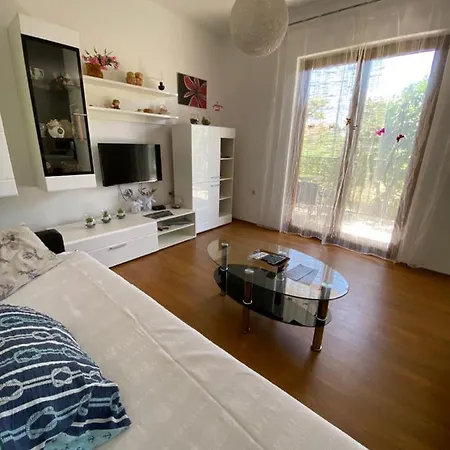 Spacious And Bright Two Bedroom With Outdoor Area Lejlighed
