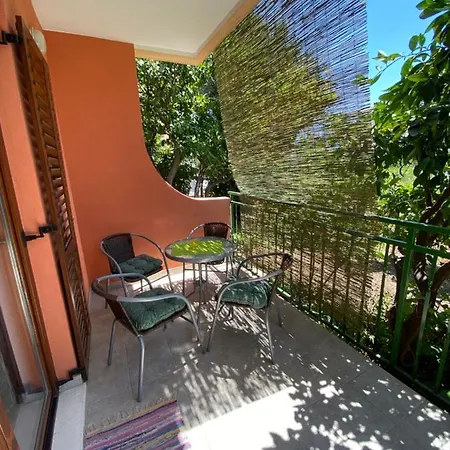 Lejlighed Spacious And Bright Two Bedroom With Outdoor Area