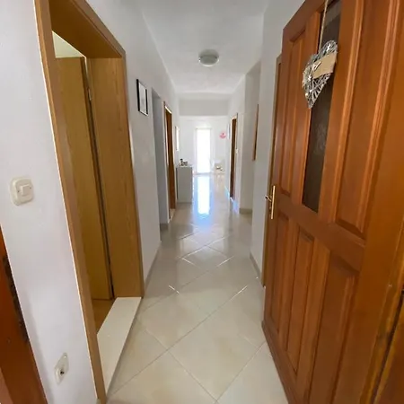 Spacious And Bright Two Bedroom With Outdoor Area Lejlighed Kaštela