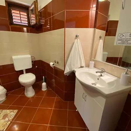 Spacious And Bright Two Bedroom With Outdoor Area Kaštela