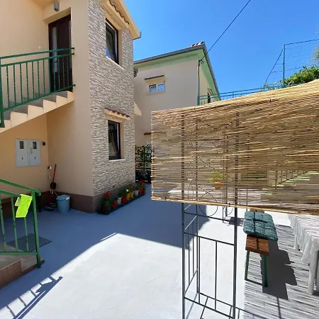 Spacious And Bright Two Bedroom With Outdoor Area Kaštela