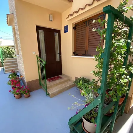 Spacious And Bright Two Bedroom With Outdoor Area Lejlighed Kaštela